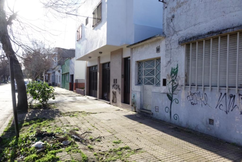 Ataron a una docente y huyeron en moto a los tiros