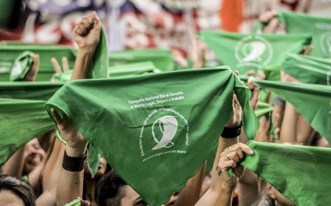 A poco de la votación del aborto, artistas y diseñadoras intervienen pañuelos verdes