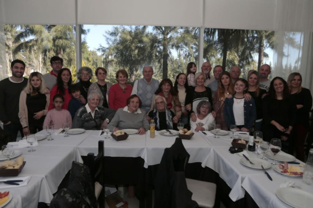 A los 106 años, Irma cocina, teje, lee y deslumbra por su lucidez