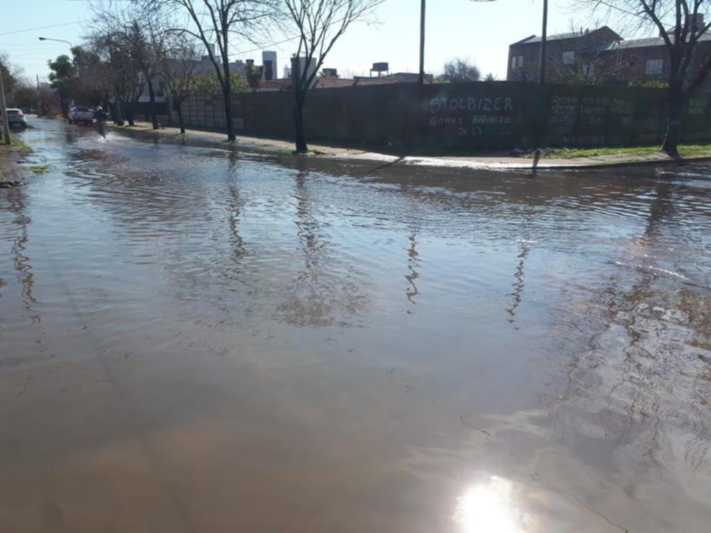 Por una pérdida, calles anegadas y problemas para transitar