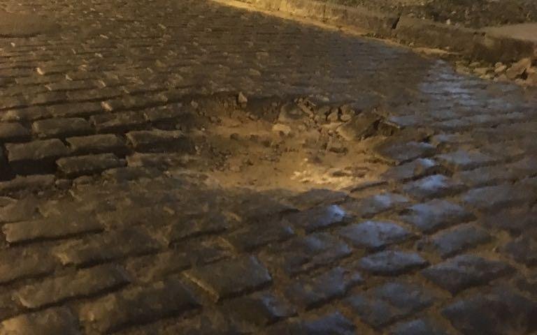 Hundimiento de la calzada y faltante de adoquines