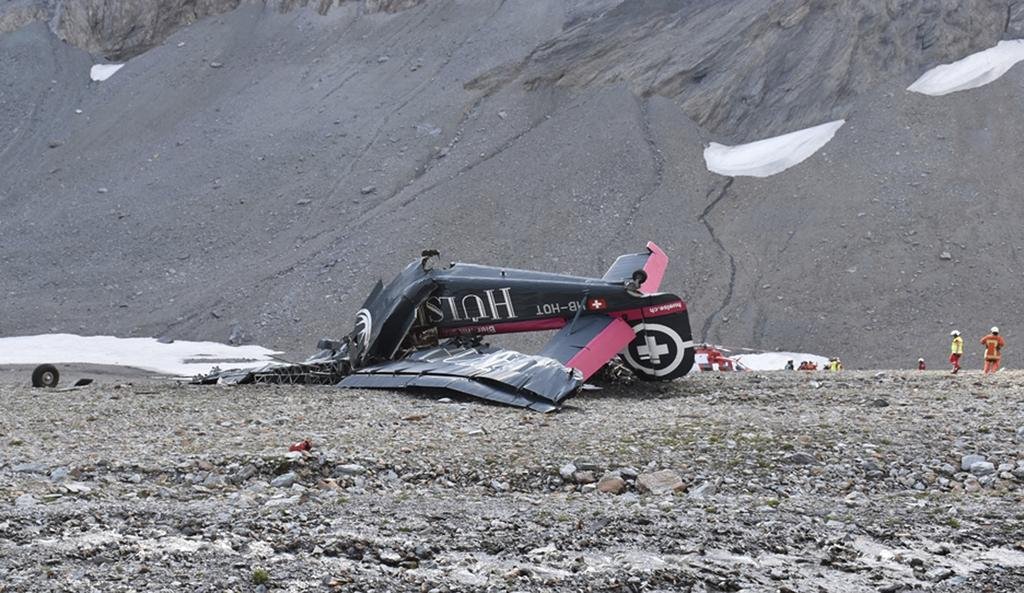 Un antiguo avión turístico cayó en los Alpes y fallecieron sus 20 ocupantes