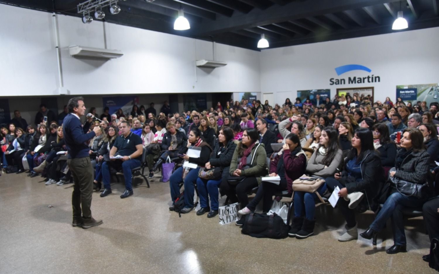Katopodis recibió a padres y alumnos damnificados por Snow Travel