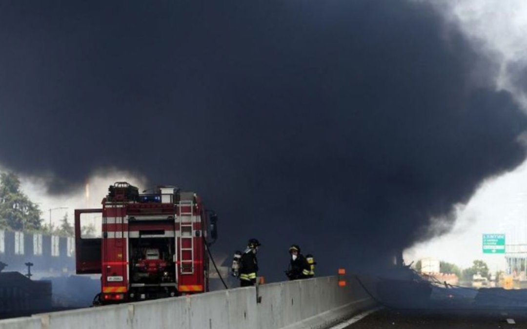 Italia: un camión explotó, colapsó un puente y dos personas murieron