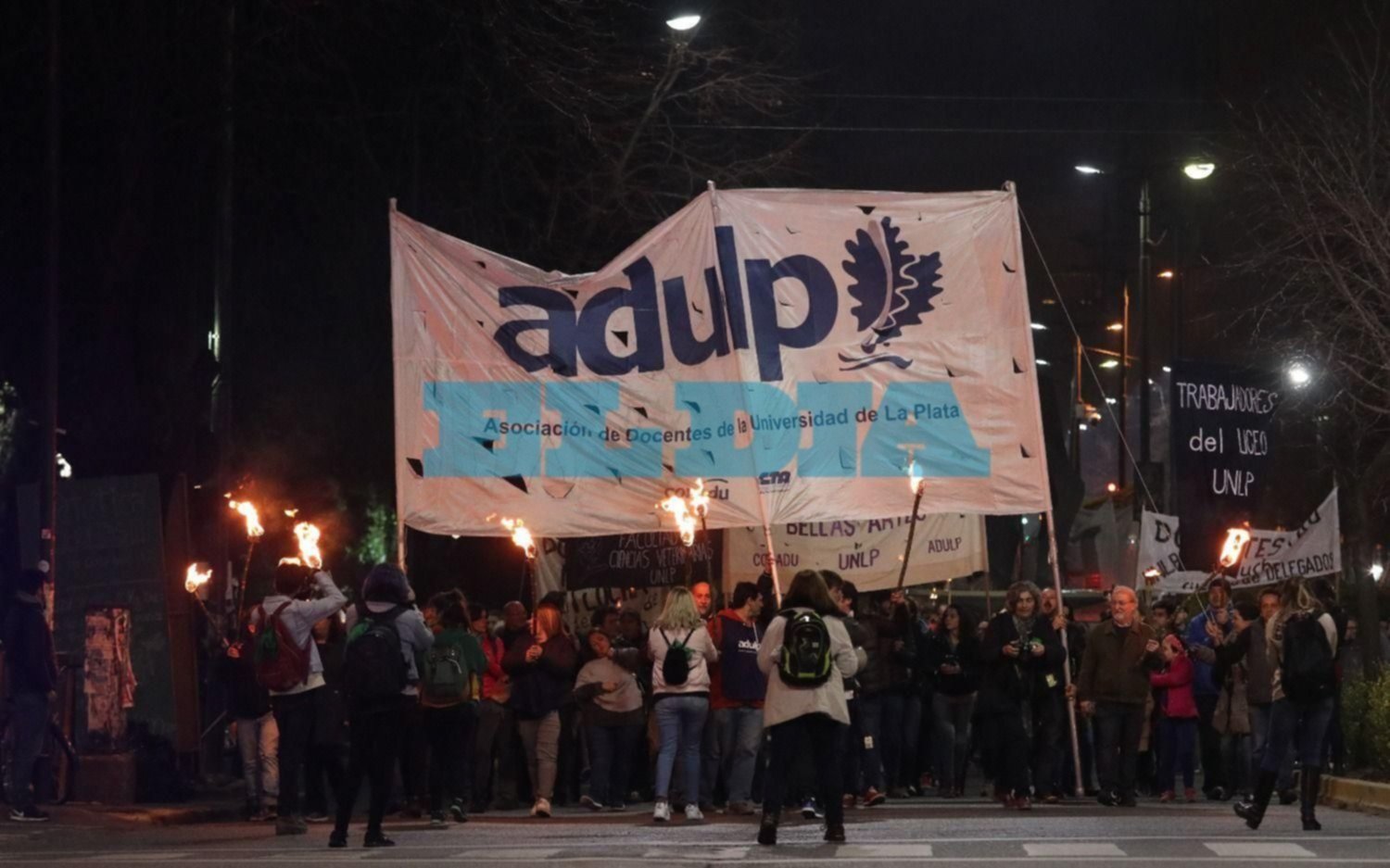 Los universitarios cumplieron su primer día de paro y marcharon en la Ciudad