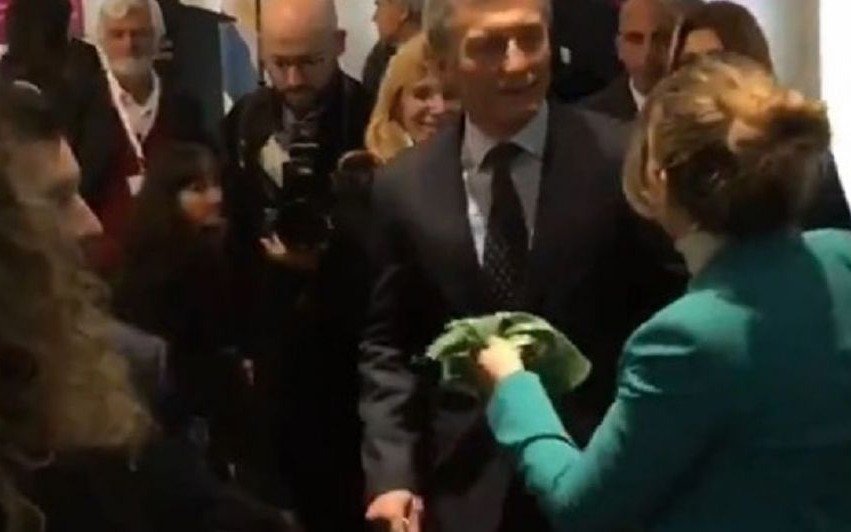 VIDEO: Así recibió un pañuelo verde el presidente Macri