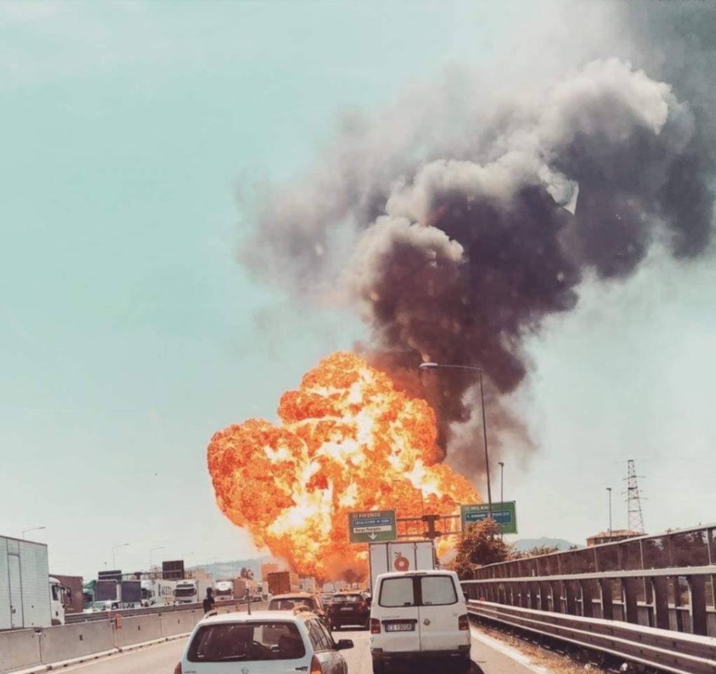 Explotó un camión, derrumbó una autopista y dejó dos muertos en Italia