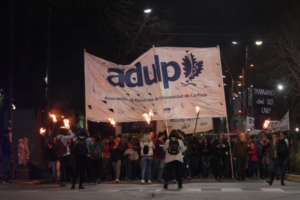 El paro de profesores se hizo sentir con fuerza en los colegios de la Universidad de La Plata
