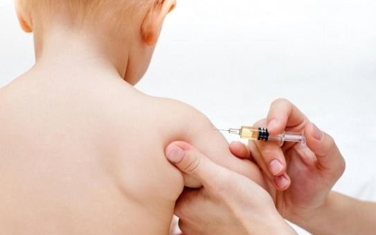 Realizan vacunación preventiva contra el sarampión en bebés