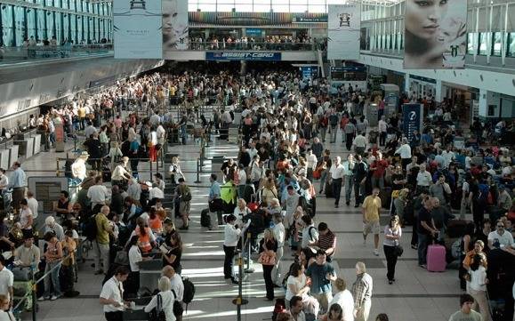 Refuerzan la seguridad en los aeropuertos del país tras una amenaza de bomba