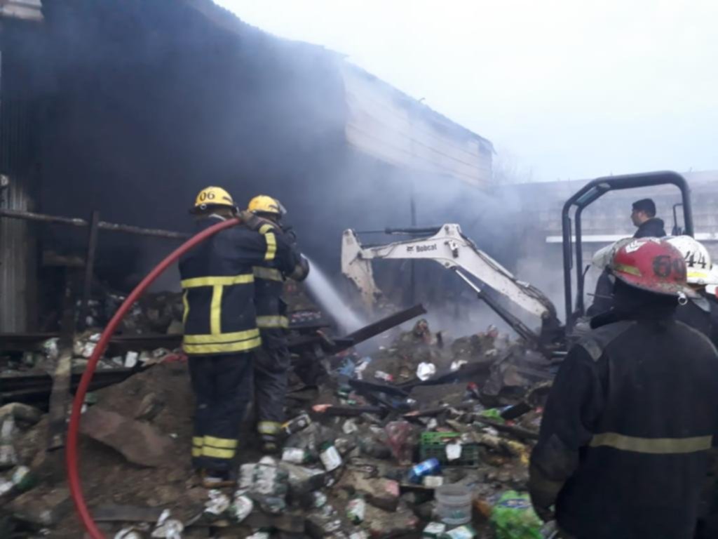 Incendio y tensión en un galpón en Berisso, donde trabajaron diez dotaciones de bomberos
