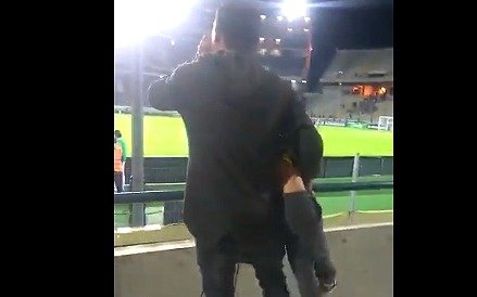 "El Gurisitooo": Hincha de Peñarol, sacado contra los jugadores, se olvida que tiene un nene en brazos