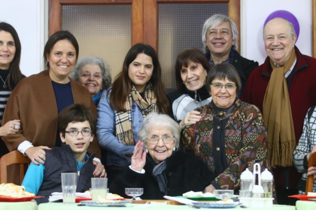 A los 104 años Beba canta, escribe, toca el piano y cada día encara nuevos retos