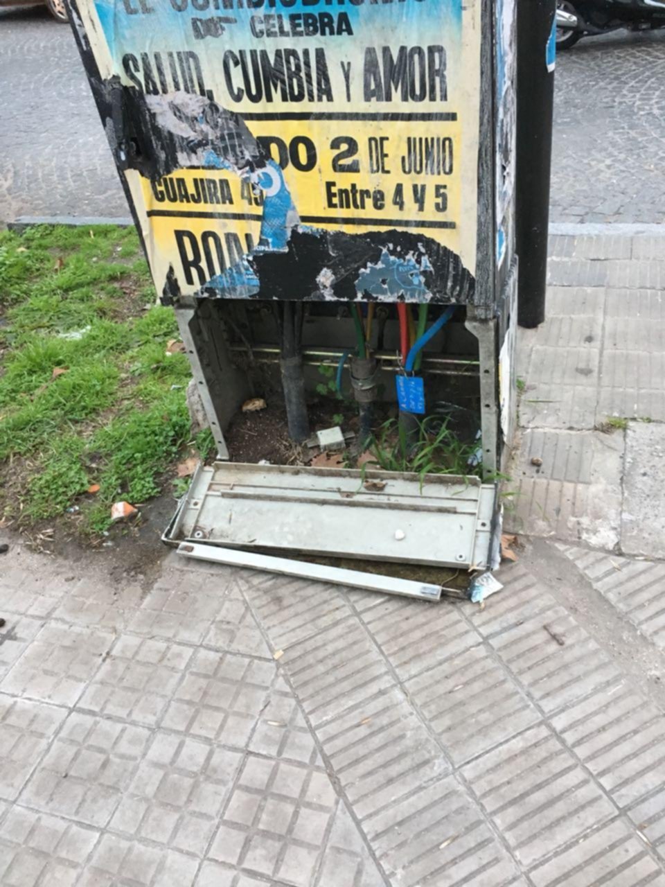 Riesgo en 47 y diagonal 73 por una cabina eléctrica