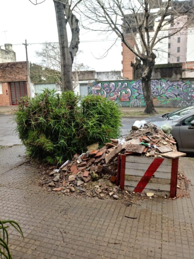 Una vereda bloqueada por los escombros de una obra