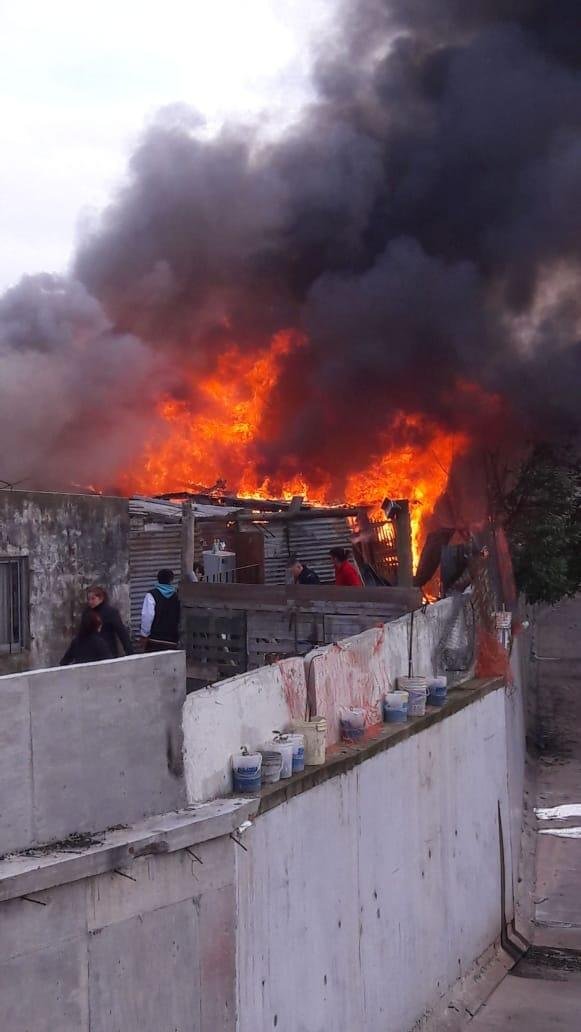 Varias viviendas destruidas y tres personas afectadas por un voraz incendio en 135 y 526