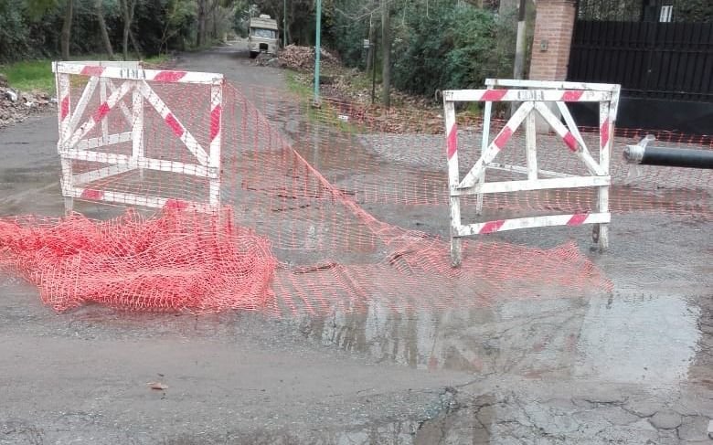 Bronca en Villa Elvira por un caño roto que dejó sin agua a toda una cuadra
