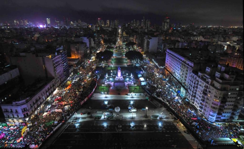 Una movilización histórica, en una noche llena de tensión