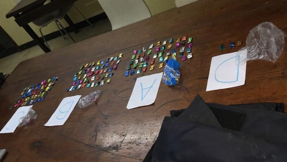 En una delegación de narcotráfico hallaron 160 dosis de cocaína dentro de un chaleco