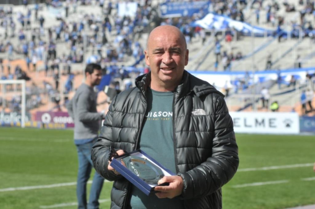 Plaqueta a José Daniel Ponce en la previa