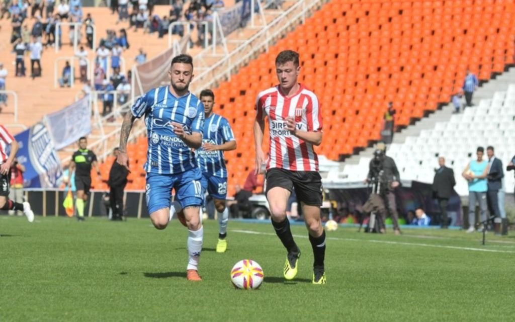 Atacó por las bandas, sin profundidad