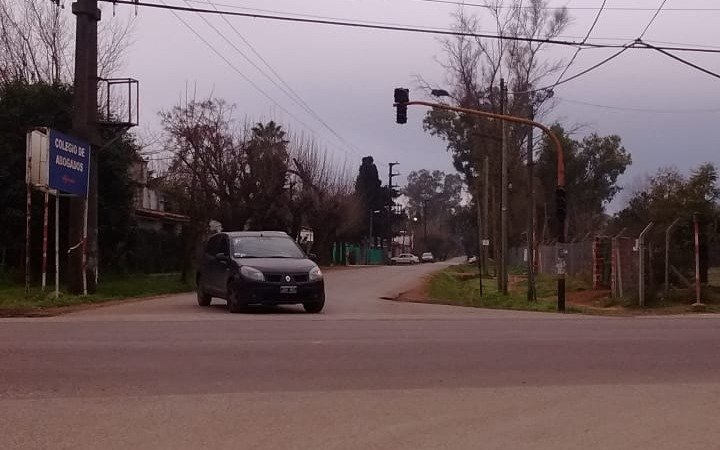 Advierten por un semáforo apagado en el  peligroso cruce de Camino Belgrano y 426