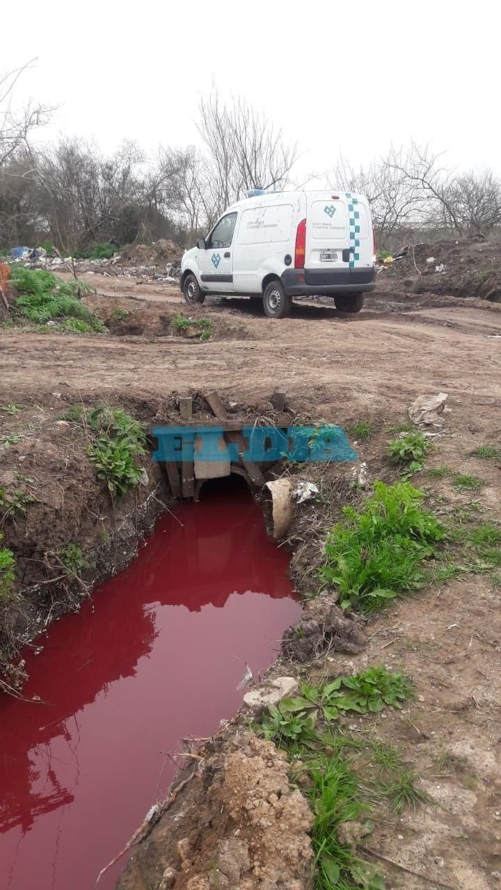 Aparecieron zanjas teñidas de rojo y encendieron las alarmas en Arturo Seguí