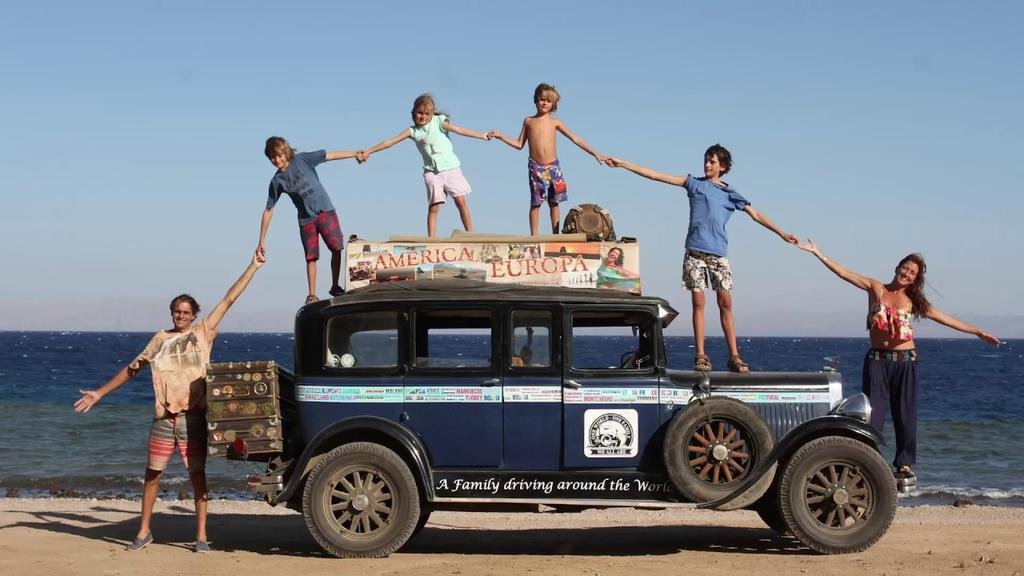 La familia argentina que viaja por el mundo en un auto de 1928