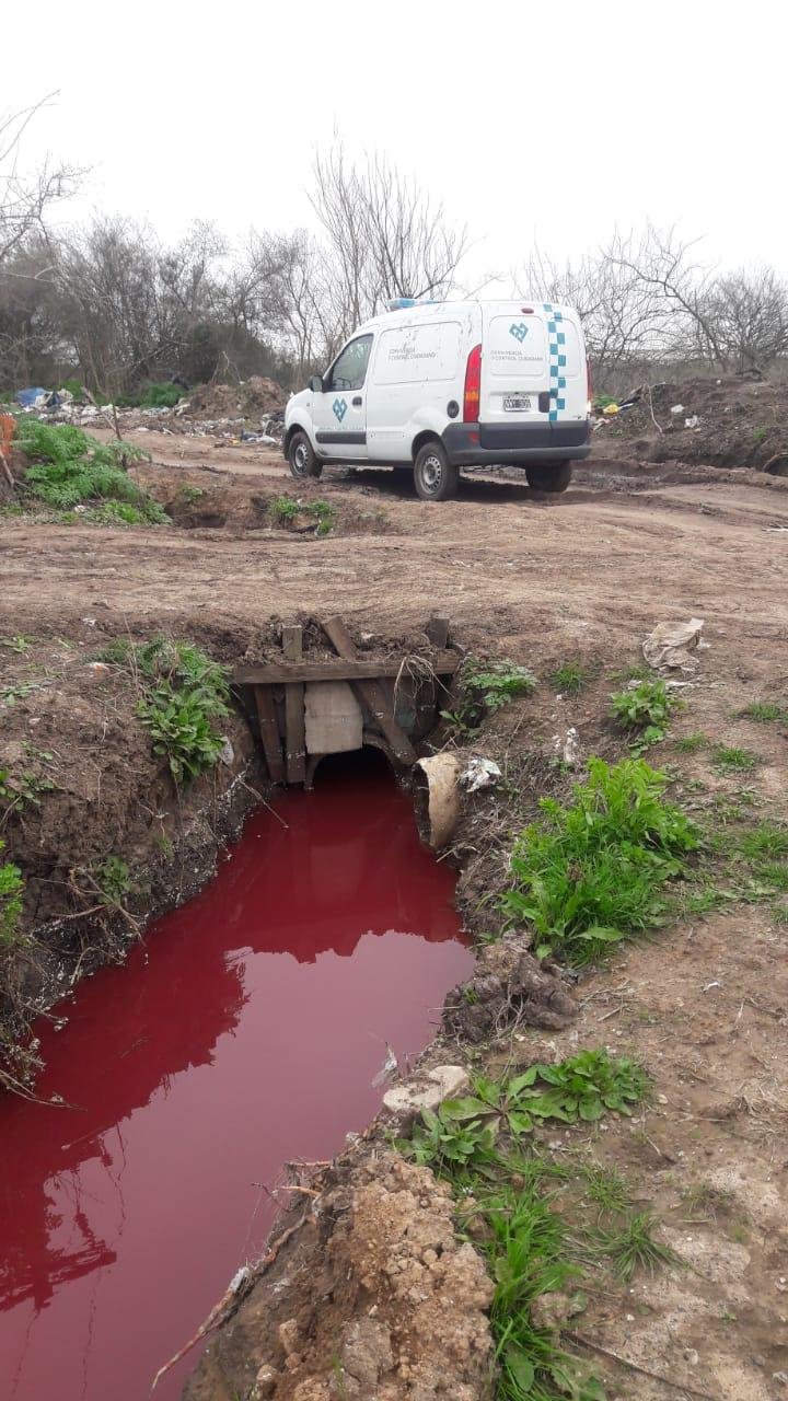 Misterio en Arturo Seguí por desagües teñidos de rojo en una amplia zona