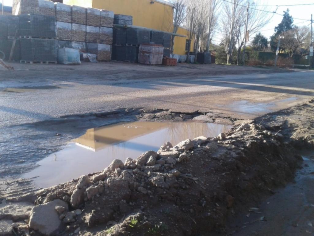 Pozos y anegamientos en el acceso a Garibaldi y Sicardi
