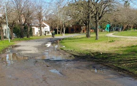 En plaza Mitre, una pérdida rompió el asfalto