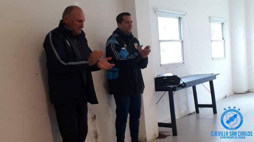El árbitro Martín Gonaldi brindó una charla a los jugadores de San Carlos