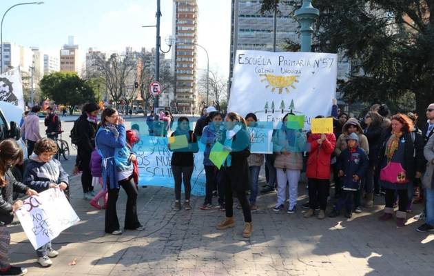Crecen las protestas por falencias edilicias en los colegios y La Plata ya es la "capital del piquete"