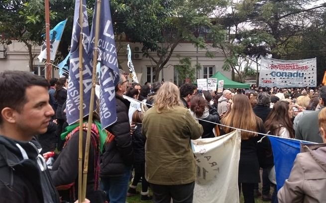 Abrazos simbólicos a la UNAJ, a la UNQ y al Chaparral