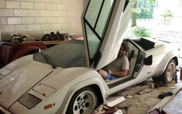 Su abuelo murió y encontró en su garage  un Lamborghini y una Ferrari