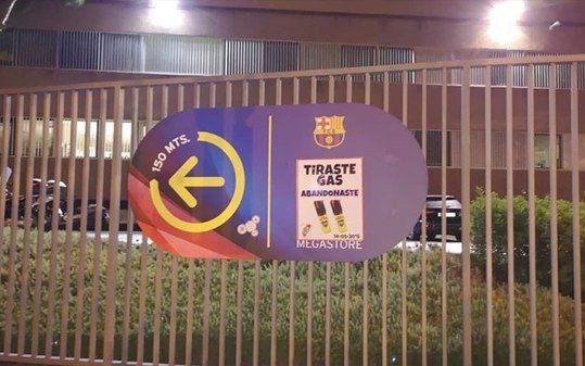 Afiches de River con burlas a Boca en Barcelona: "Tiraste gas, abandonaste"