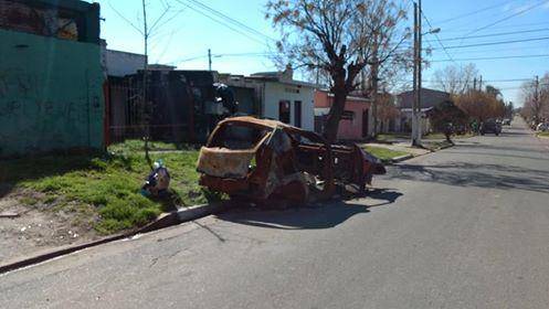 Vecinos piden por el retiro de un auto abandonado