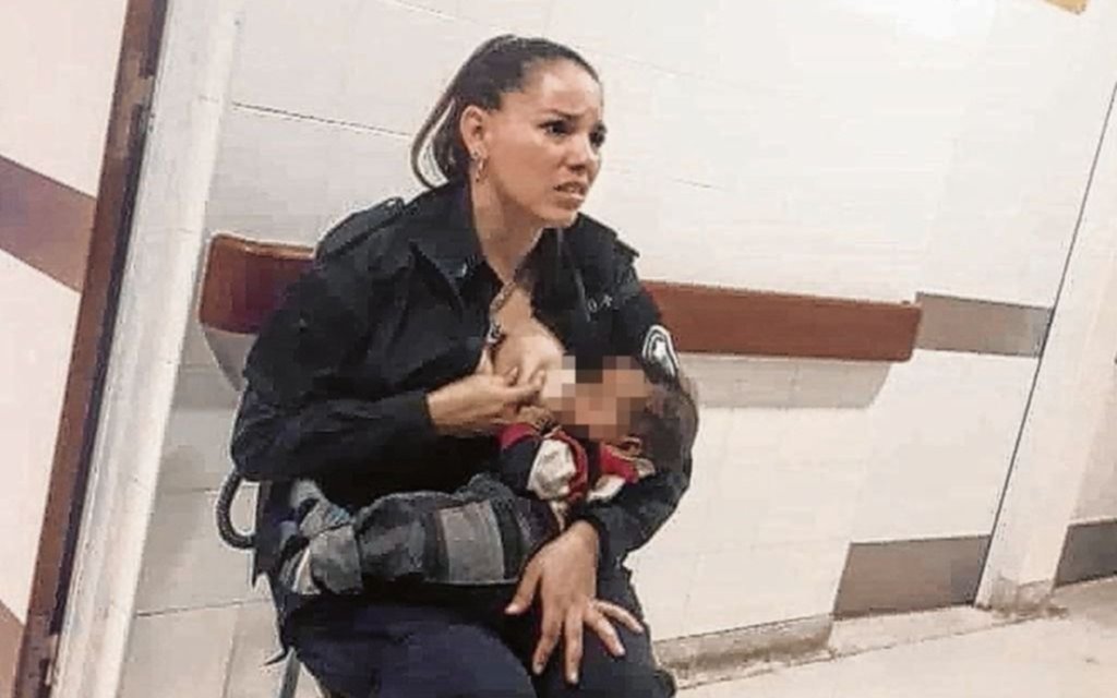 ¡Se lo merecía! Ascienden a la "poli-mamá" que le dio la teta a bebé ajeno en el Niños