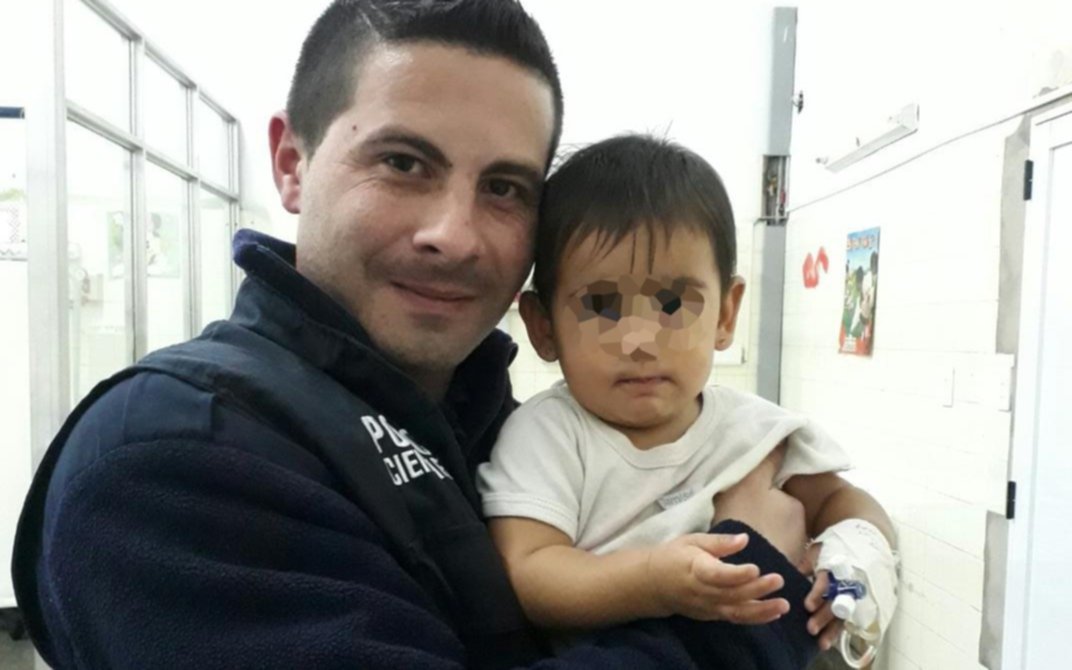 Siguen las proezas policiales con los chicos: le salvaron la vida a una beba en un micro