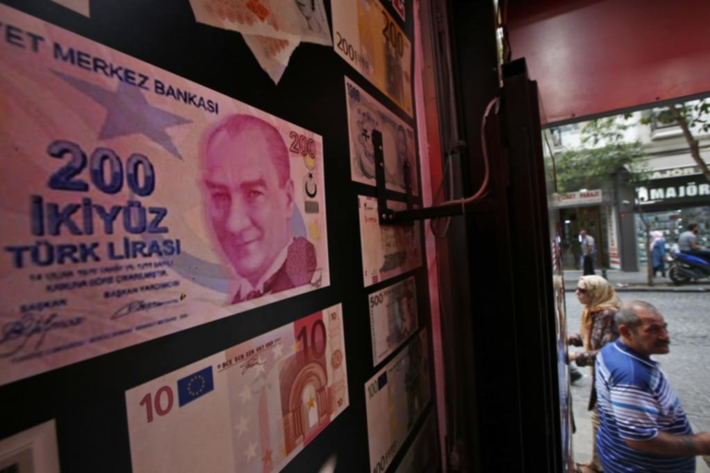 Turquía no cede a la demanda de Estados Unidos y se profundiza la caída de la lira