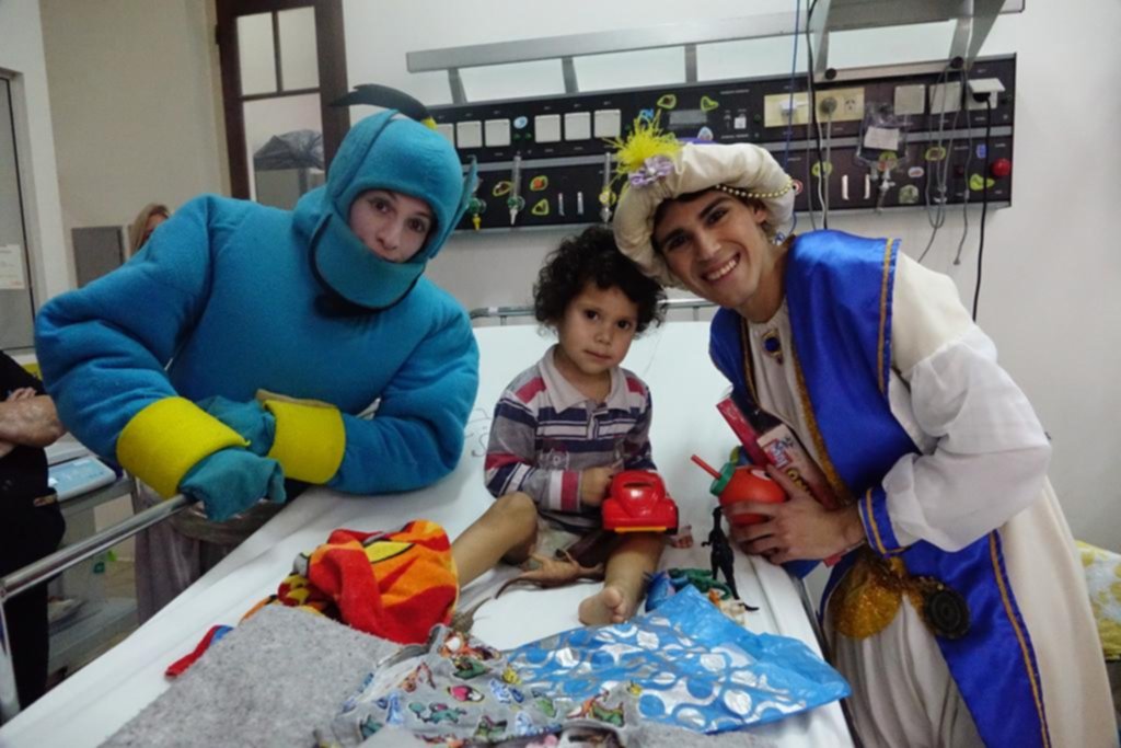Una caravana solidaria repartió juguetes y sonrisas en distintos comedores y el Hospital de Niños
