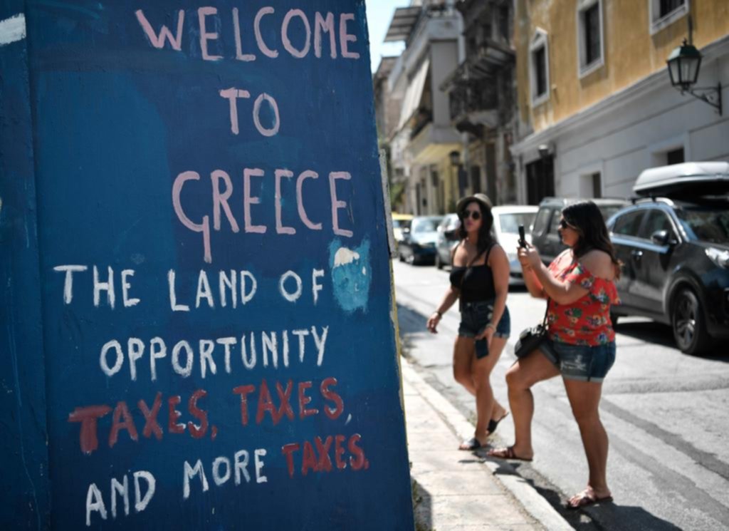 Grecia sale aliviada de ocho años de rescates y se hace cargo de su futuro, sin que reine la euforia
