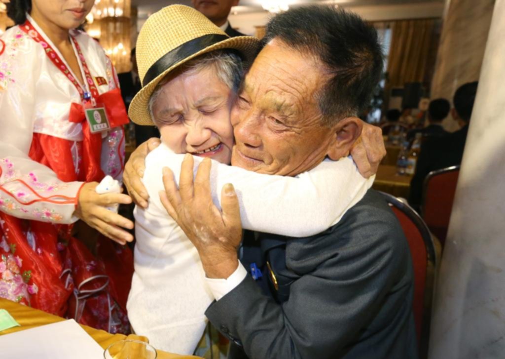 Familias coreanas separadas por la guerra, en un reencuentro a puro abrazo, llanto y emoción