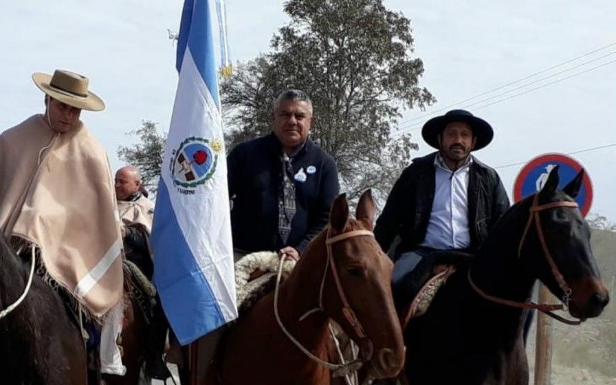 El presidente de la AFA, a caballo, durante su visita a la provincia de San Juan