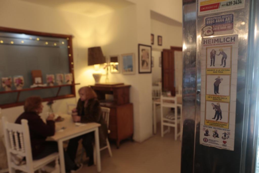 Cómo es la práctica contra atragantamientos que buscan instalar en los restaurantes