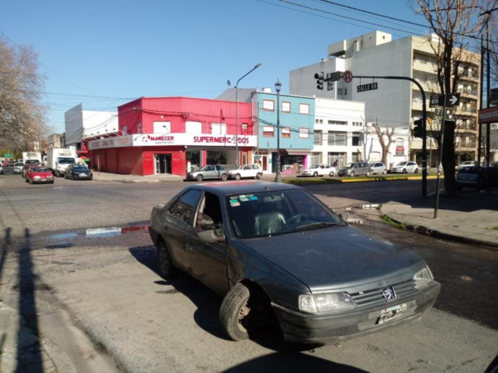 Un auto llevaba tres días abandonado en 7 y 69