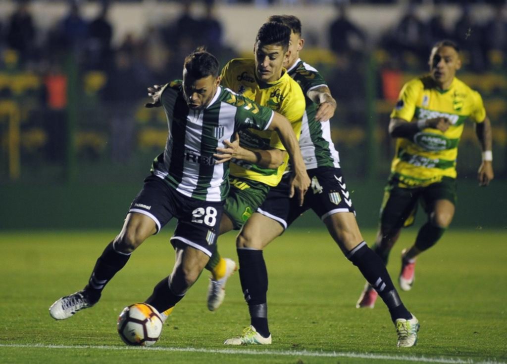 Defensa y Banfield dejaron las emociones y los goles para la revancha en el Florencio Sola