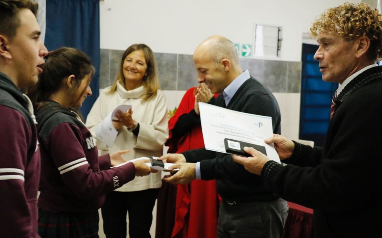 Ducoté distinguió a los alumnos que participaron del Modelo de Simulación del G20
