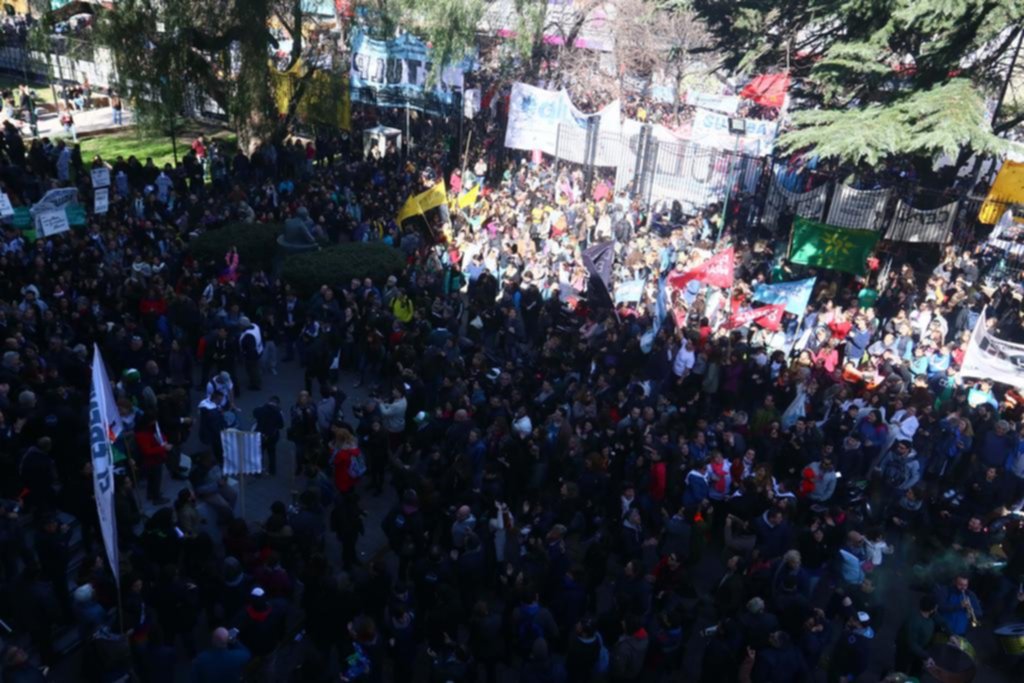 Masivo abrazo a la Universidad platense “en defensa de la educación pública”