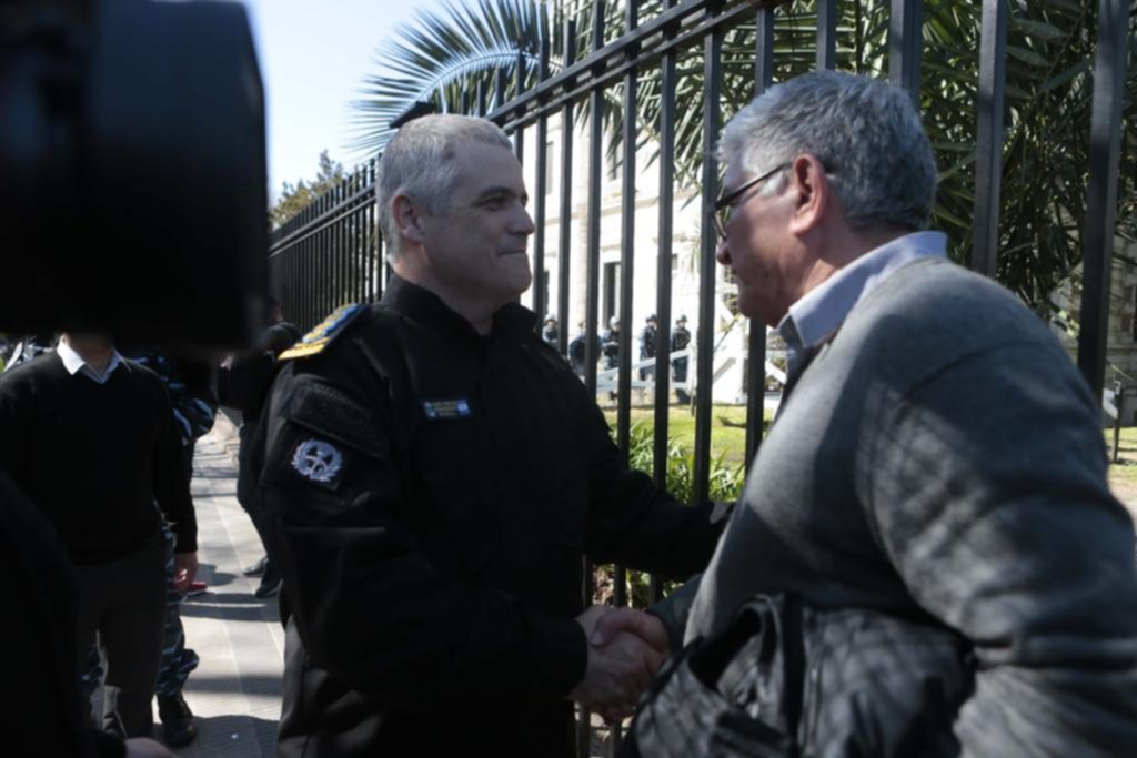 Un apretón de manos después de los graves enfrentamientos